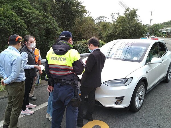 桃園市監理站會同警方擴大稽查白牌車，由於搭乘白牌車的民眾多為「熟客」，取締成效有限。圖／桃園監理站提供