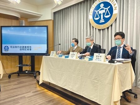 司法院調查報告遭批輕縱涉案法官，多名法學教授甚至譏諷，法律考生注意，國家考試考題將改為與其他法官承審中案件之被告應酬吃飯不到5次、收襯衫不到3件、高級補品禮盒3盒者，不算違反法官倫理守則。(林偉信攝)