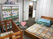 一家4口蝸居鐵皮屋頂下　垃圾當圍牆、泡麵餵襁褓兒