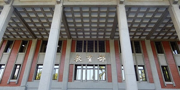 教育部表示，學雜費調整議題，宜考量整體經濟環境、弱勢家庭學生負擔、學校教學資源等因素，樂見校長們於校長會議提出相關校務及財務資訊公開配套機制。圖／中時報系資料照