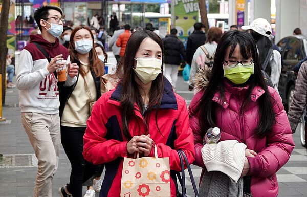 彩色口罩含偶氮染料被指恐致癌，昨官方與民間各自公布相關抽檢結果，均未發現含偶氮染料。記者余承翰／攝影