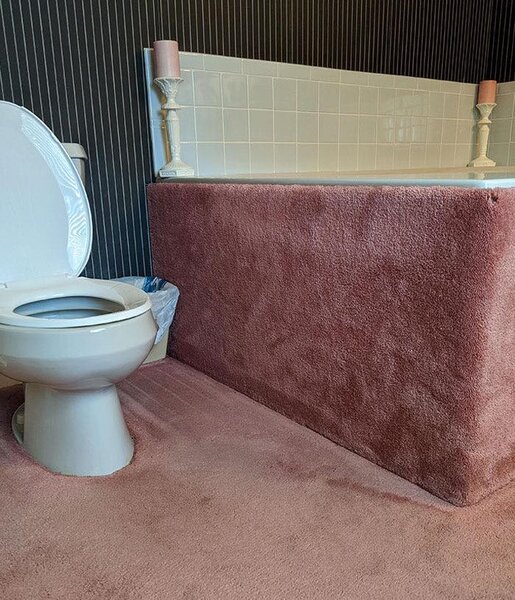 有網友家的浴室地毯面積竟鋪到浴缸的側面，讓網友疑惑到底要怎麼清潔。圖／截自臉書專頁《台灣租屋之奇葩裝潢分享中心》