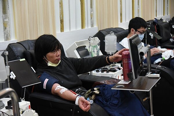 新竹縣長楊文科與後備憲兵荷松協會等民間團體響應捐血。圖/新竹捐血中心提供