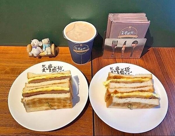知名早餐店豐盛號肉排蛋吐司(記者王郡柔攝)