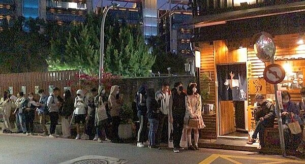新開不久隱家拉麵排用餐時段排隊盛況(記者王郡柔攝)