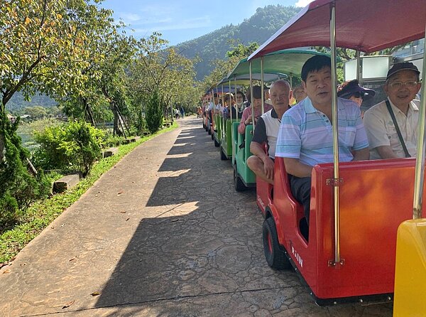 莊敬里里民在出遊時都露出開心的笑容,享受每趟旅程。圖/戴清芳提供