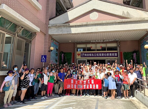 里長戴清芳不只帶莊敬里里民出遊玩,更前往偏鄉地區幫助需要幫助的弱勢族群。圖/戴清芳提供