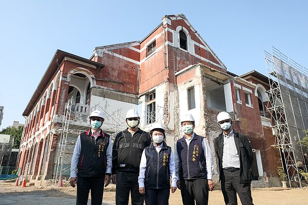 修復過程中C棟山牆45年來首次重見天日。圖/台中市文化局提供