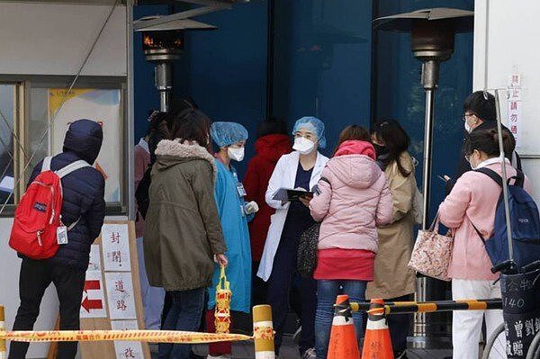 部立桃園醫院發生新冠肺炎群聚感染,五名醫護已確診,大眾焦點都放在醫護家人是否染疫,因這代表疫情延伸至社區。圖 /聯合資料照