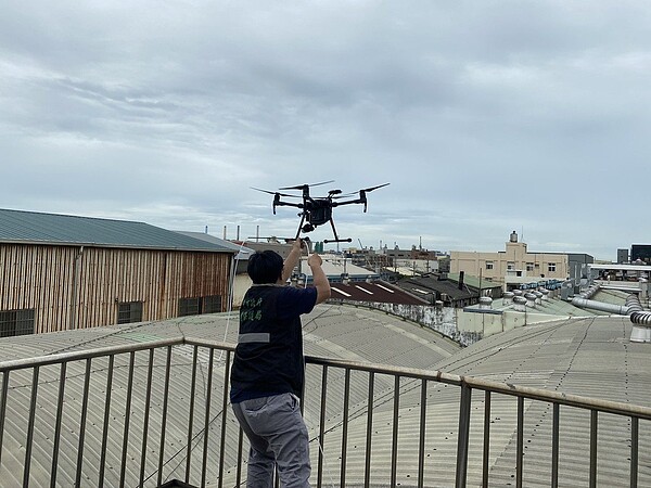 台中環保稽查人員克服現場限制,以無人機支援廢氣濃量測。圖/台中市環保局提供
