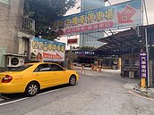 改善台南火車站計程車排班　正式啟用空位顯示資訊平台