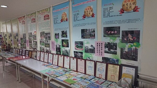 民有里的環境營造有口皆碑，里辦公室外的展示牆立滿了台北市府獎狀，以及三座公園的特色介紹、近期活動宣傳單 徐子為/攝