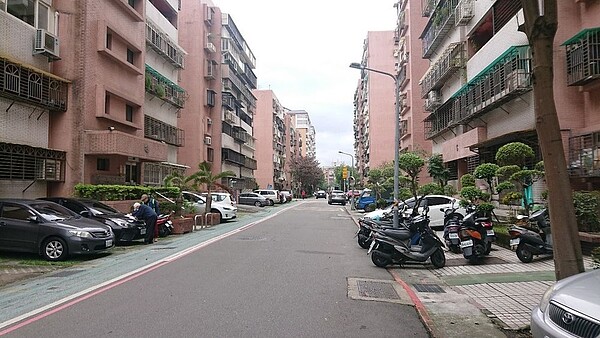 自強里街景，可發現建物大多為低樓層眷村社區 徐子為/攝