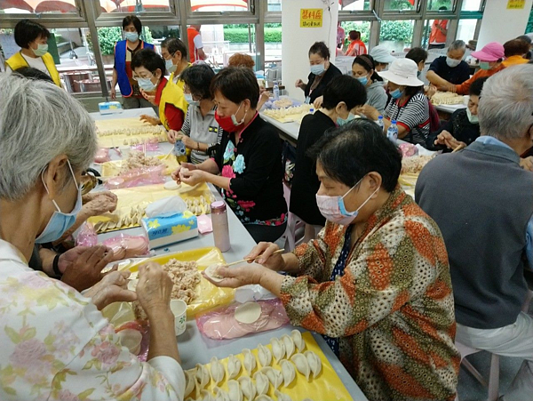 2020年9月自強里所舉辦的重陽餃子宴活動剪影 徐子為/攝