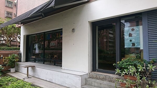 自強里內的獨立影像書店 Lucy Martin Book Shop外觀 徐子為/攝