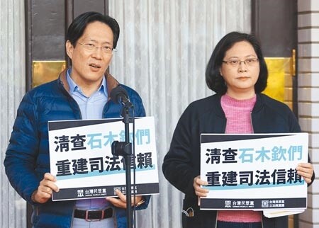 司法醜聞案，民眾黨團總召賴香伶（右）、副總召張其祿（左）19日要求法務部跟司法院，3個月內公開調查結果。（王英豪攝）