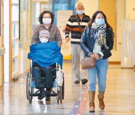 部立桃園醫院院內群聚感染擴大,指揮官陳時中昨宣布執行醫院清空計畫。圖為少數民眾19日仍前往看診。(范揚光攝)