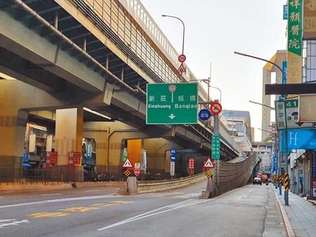 新北市中和區南勢角聯外道路常態性塞車讓民眾抱怨連連,市府啟動南勢角聯外道路及台64線整體評估,期末報告預計3月底出爐,研議改善方式。(葉書宏攝)