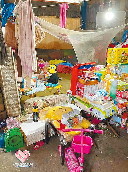 64歲許姓男子一家4口擠在擁擠髒亂的平房內生活,社團法人愛的延續公益協會日前動員義工協助打掃。圖/摘自協會臉書