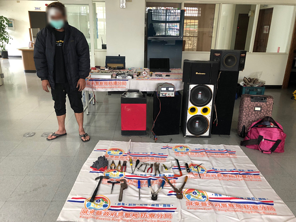 屏東劉姓男子駕車自撞,讓犯行曝光。記者陳弘逸/翻攝