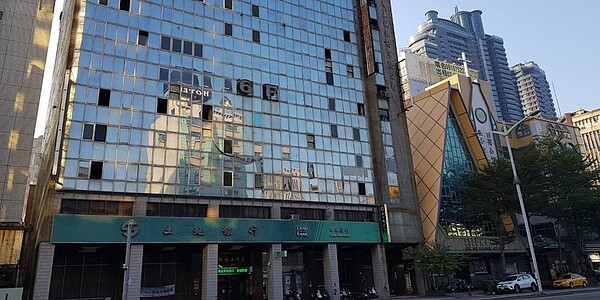 浤圃建設的高雄市五福路「土銀大樓都更案」,已獲審議通過,圖片右方建築為國揚建設的「國硯」豪宅建案。圖/顏瑞田攝