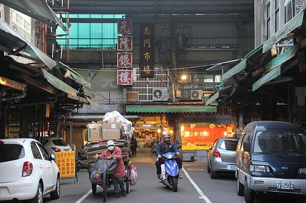 南門夜市昨(19)天傍晚仍有小吃業者擺攤做生意,雖有客人上門,但人潮明顯比以往少許多。圖/記者陳俊智攝