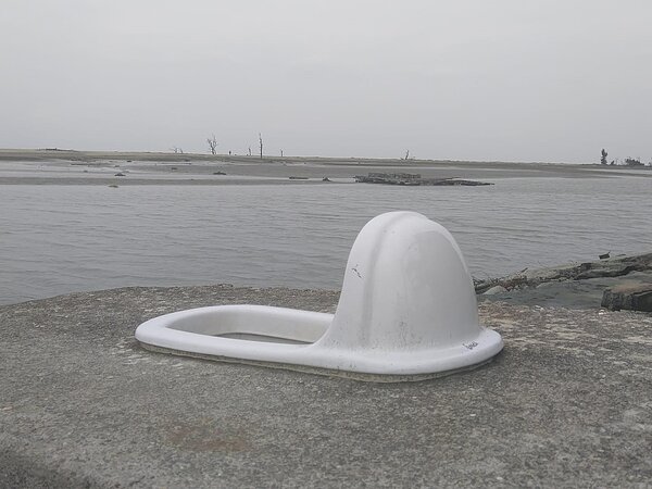 國片《消失的情人節》電影片段中出現的露天蹲式馬桶,曾掀起一波觀光打卡潮。圖/截自臉書社團《新·路上觀察學院》