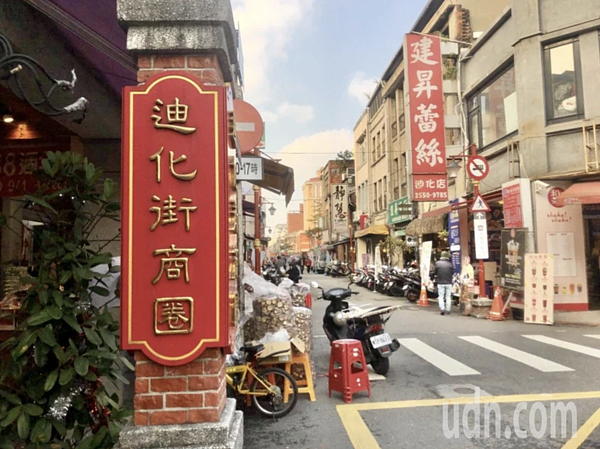 由於疫情升溫,柯文哲今天宣布台北迪化年貨大街停辦。記者鍾維軒/攝影