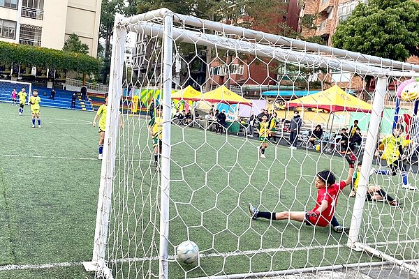 天母盃足球賽於18日圓滿落幕，臺北天母隊獲得冠軍殊榮。圖／永慶房產提供