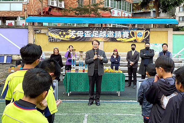 天母國小校長梁俊堯感謝永慶房屋做公益、挺運動！圖／永慶房產提供