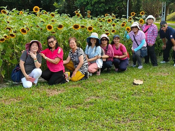 和志工團隊感情如家人，一起遊山玩水。夏曉山攝