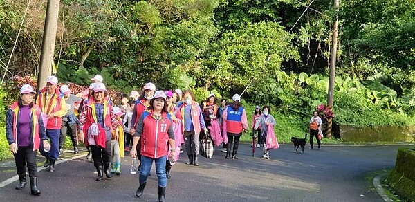 前往建設埔新里的好方向，里長領頭全力以赴。夏曉山攝