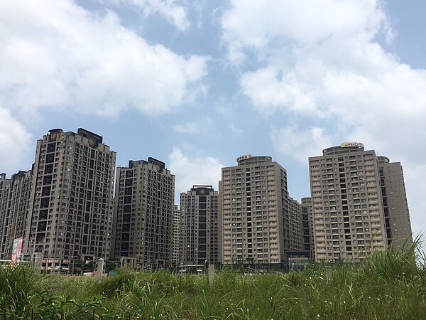 A7合宜住宅有5000多戶、1萬多名人口,因鄰近的A7站摩斯漢堡店員工確診,合宜宅內7個管委會均公告關閉公設。記者曾健祐/攝影