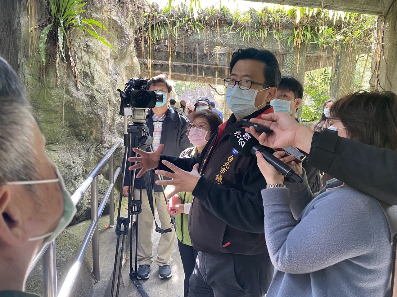 台北市議員吳世正上午與台灣動物社會研究會人員前往台北市立動物園會勘。記者楊正海／攝影