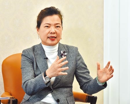 經濟部長王美花20日接受專訪，說明今年策略目標。（顏謙隆攝）