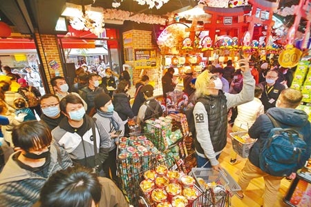 日本知名連鎖零售店「唐吉訶德」19日來台在西門町開幕，儘管新冠肺炎疫情升溫，排隊人潮仍爆滿。（杜宜諳攝）