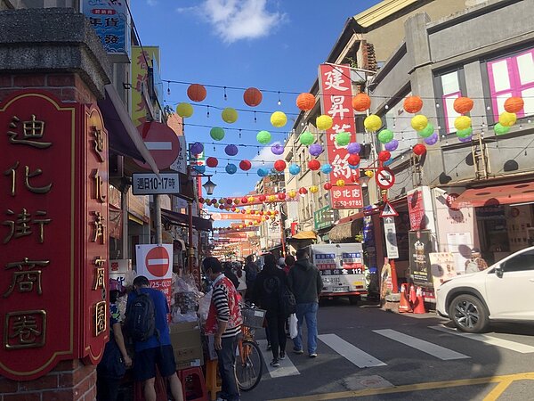 商圈內已掛滿燈籠、貼上春聯迎新年。記者鍾維軒/攝影