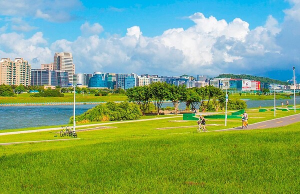 北市水利處開放溪州（福和）河濱公園、福安河濱公園和關渡水岸公園，民眾除夕、初一可全天燃放爆竹煙火。圖／北市工務局水利工程處提供