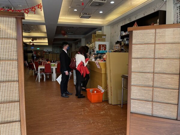 確診者足跡再擴大,中央流行疫情指揮中心昨天下午公布案864在12日到過桃園區中埔二街的廣德海鮮餐廳,該餐廳中午還有客人用餐。記者張裕珍/攝影