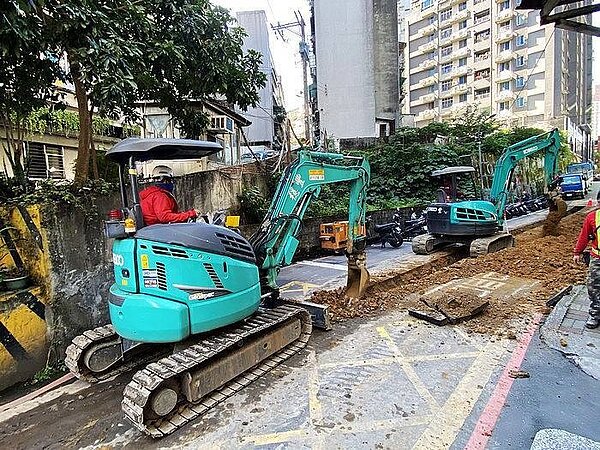 因應中和民眾在寒冬中的天然氣需求,欣欣瓦斯公司日前緊急增設管線。圖/新北經發局提供