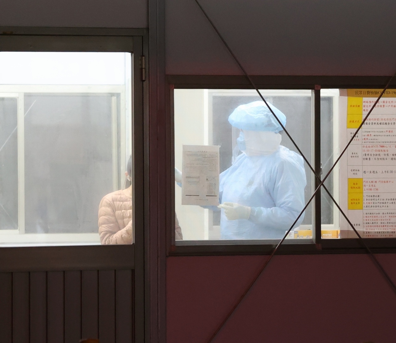 桃園醫院持續進行清空作業，被召回採檢的相關人員只剩少數。記者林澔一／攝影