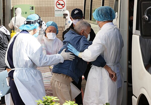 衛福部立桃園醫院昨天持續執行清空作業,預計撤離一百六十九名住院患者,醫護人員幫助病人轉院。記者潘俊宏/攝影