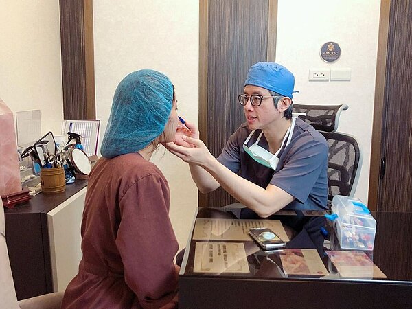 法喬醫美診所總院長邱俊彥(右)表示,隆鼻仍首重安全,一般廉價人工鼻模,易有副作用,使用自體肋軟骨當隆鼻材質,相對安全。圖/法喬醫美診所提供