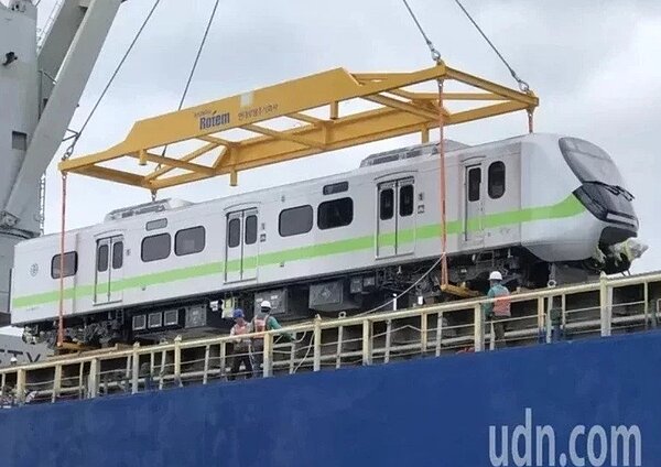 台鐵EMU900新列車最快清明上路,汐科多2車廂。圖/報系資料照