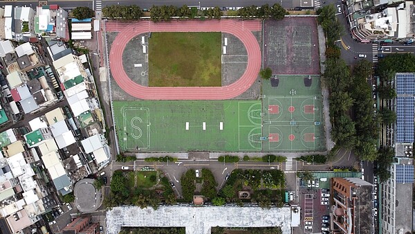 建華國中運動場投入2400萬進行整修。圖/新竹市政府提供