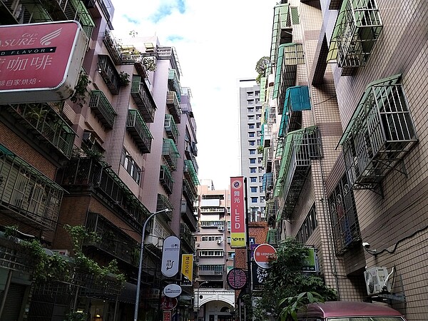 副都心重劃區機能不完善?不少住戶往新莊中平路舊市區跑來滿足生活需求。房仲業者表示,副都心重劃區其實還是具備機能不錯的區塊/好房網News記者林和謙攝