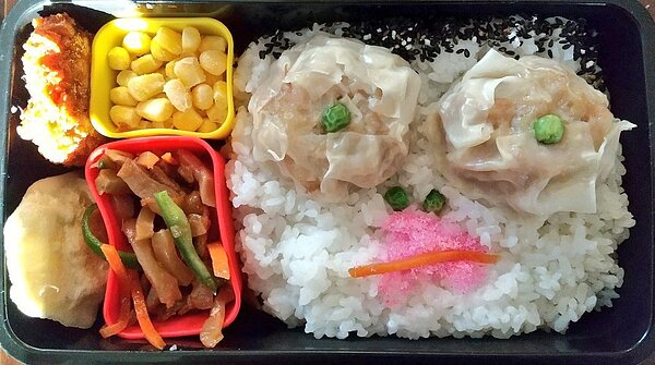 一位日本太太本來想挑戰造型便當,結果卻做出一張嚇死老公的臉。圖/擷取自twitter