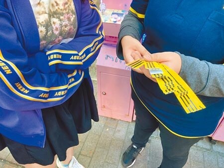 為加強賣場防疫,日本唐吉訶德「DON DON DONKI」西門店改採發放「快速通關手環」,每次開放50人進場,現場全面禁止排隊。圖/中時資料照