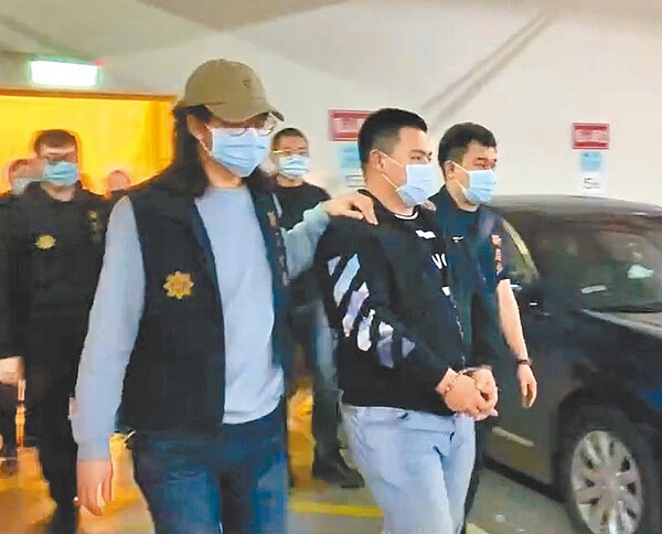 29歲黃姓男子籌組詐騙集團,新店警分局逮捕黃嫌等7人,初估至少百餘人受騙,不法獲利逾5000萬。(翻攝照片/葉書宏新北傳真)