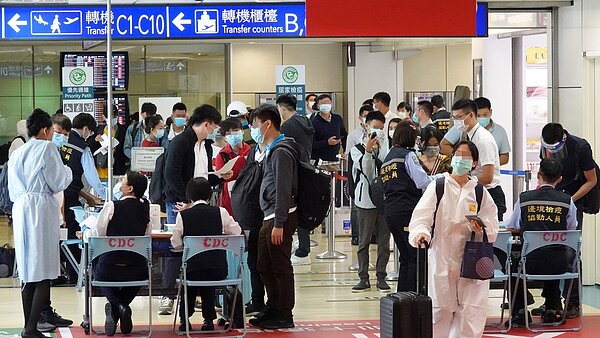 台產去年底推出的個人防疫險,主打居家隔離、集中隔離、隔離治療、居家檢疫或集中檢疫5項處置措施都理賠。圖為機場檢疫。 圖/聯合報系資料照片